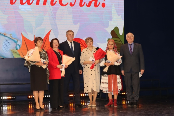 В канун Дня учителя вручены награды лучшим педагогам Брянщины