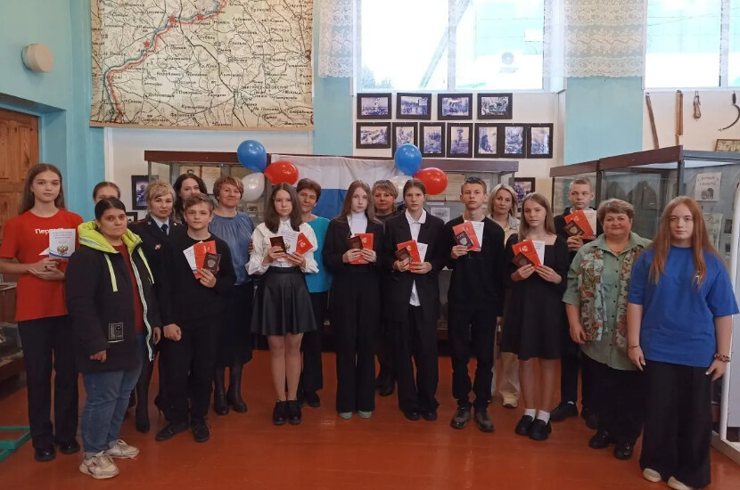 В Комаричском краеведческом музее юным комаричанам вручили паспорт гражданина Российской Федерации