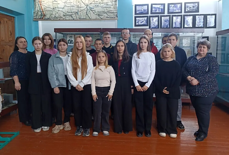 В Комаричском краеведческом музее прошёл тематический час «Посмотрите в глаза героям»