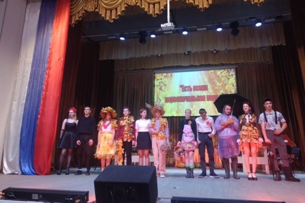 В Комаричском Доме культуры провели конкурсно-развлекательную программу для молодёжи «Есть осени первоначальная пора…»