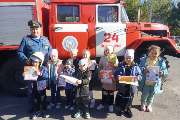 Комаричские сотрудники госпожарнадзора рассказали воспитанникам Марьинского детского сада о профессии спасателя и познакомили со спасательным снаряжением