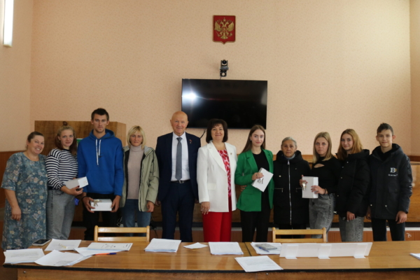 В Комаричском районе детям-сиротам вручили ключи от квартир