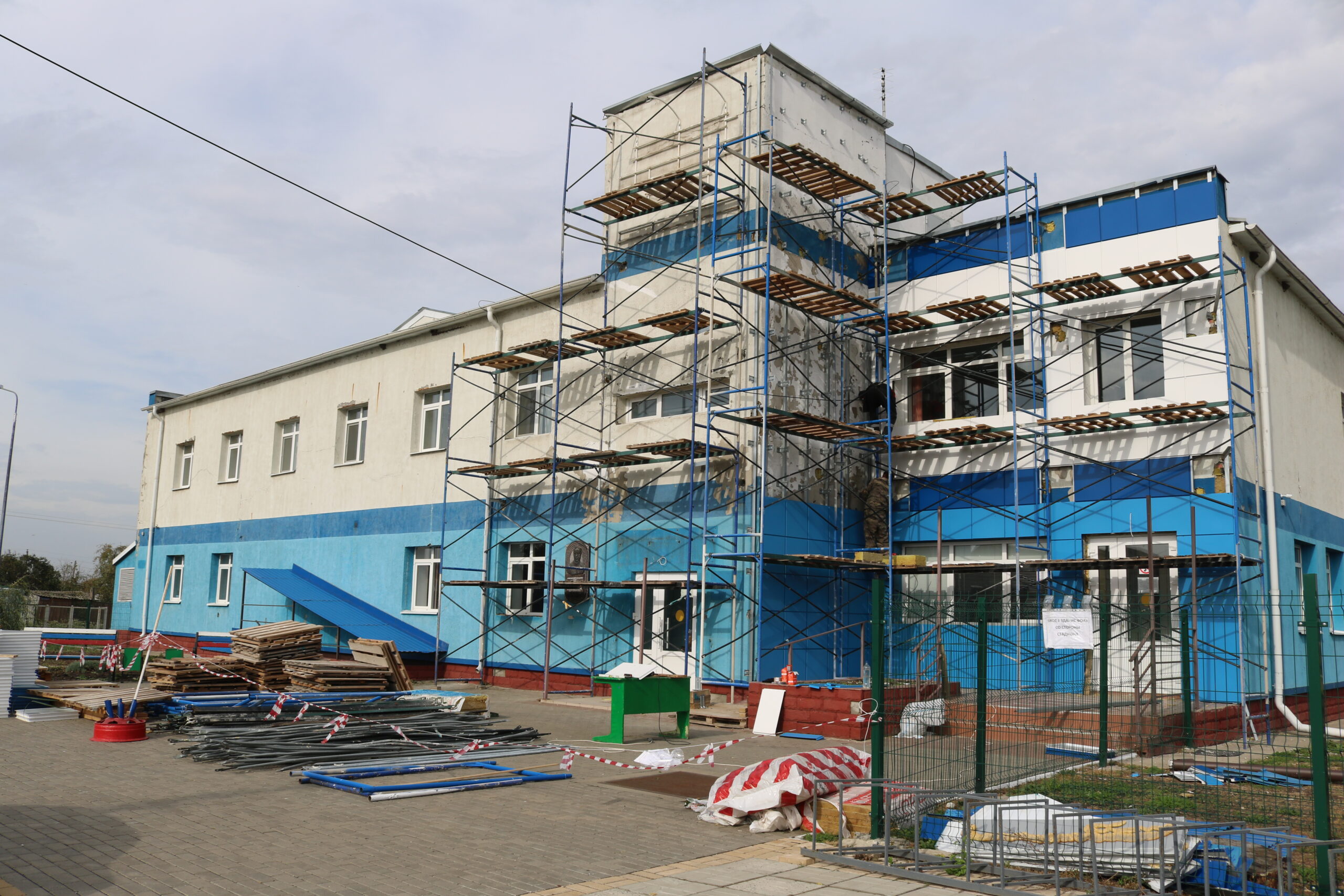 В Комаричах приступили к косметических работам  по отделке здания спорткомплекса