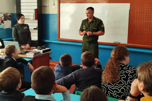 Учащиеся Евдокимовской школы Комаричского района встретились с участником СВО