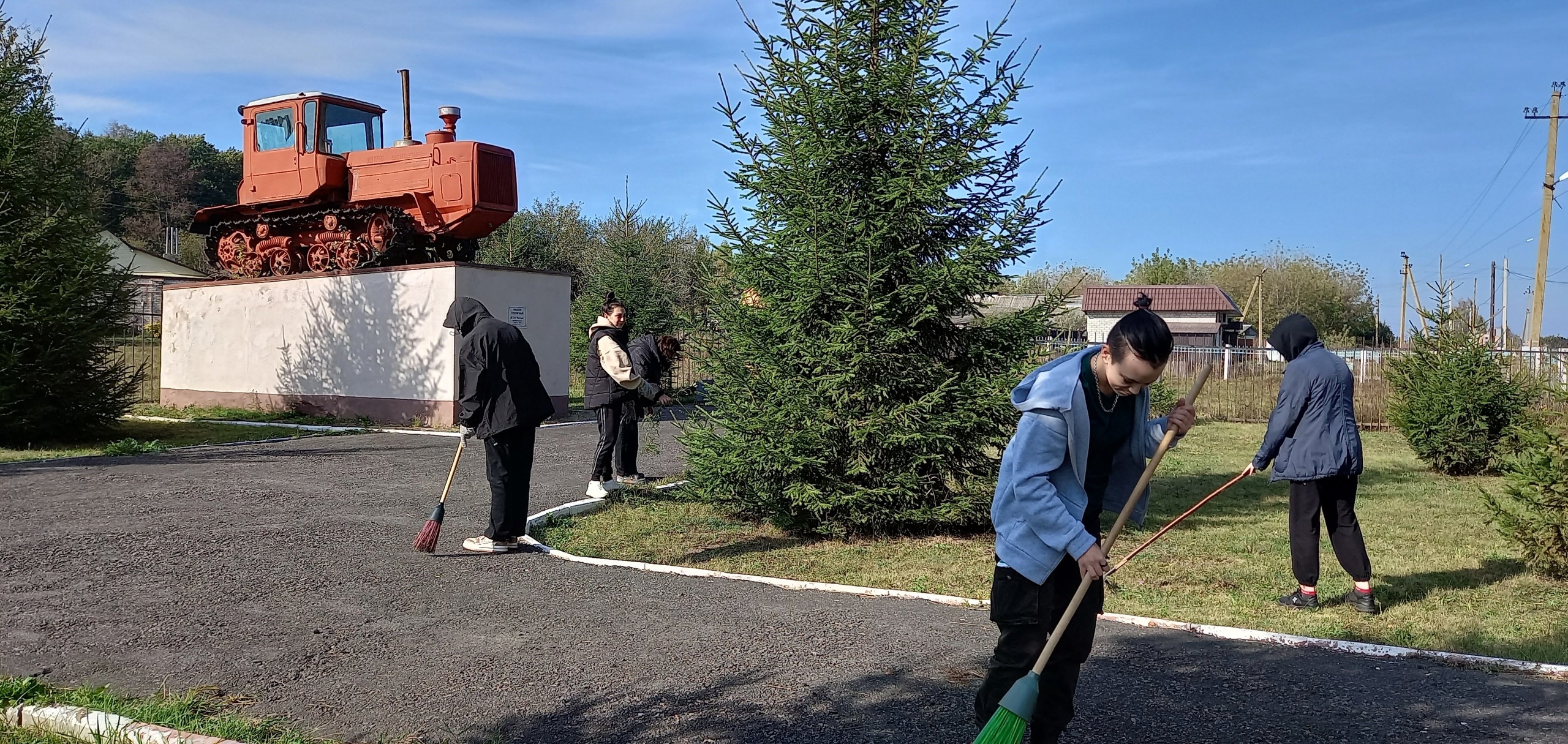 Студенты Комаричского механико-технологического техникума привели в порядок «Сквер Механизаторов» и «Аллею памяти»
