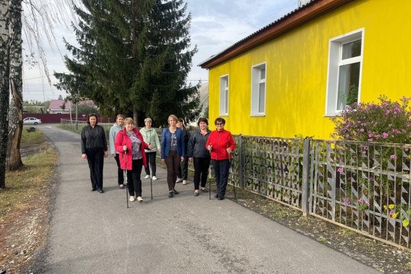 Сотрудники ГБУ КЦСОН Комаричского района и слушатели факультета «Здоровье» Университета третьего возраста приняли участие в акции«10 000 шагов к жизни»