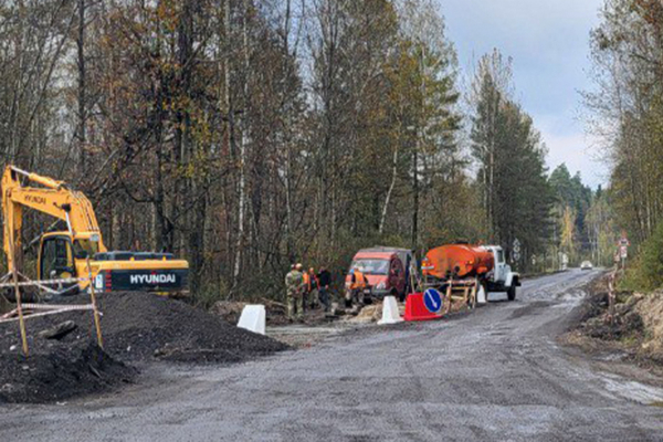 На автодороге Сельцо-Новониколаевка монтируют вторую водопропускную трубу