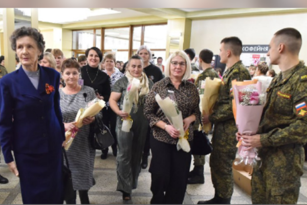 Губернатор Брянской области Александр Богомаз поздравил женщин с Днём матери