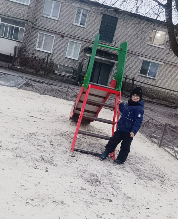 Всё более уютными становятся дворовые территории многоквартирных домов в поселке Комаричии