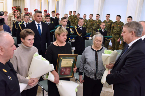 Глава Брянской области Александр Богомаз вручил орден Мужества семье военнослужащего, который погиб при исполнении своих обязанностей на границе