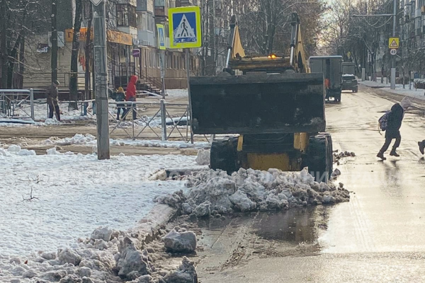 С утра снег с улиц Брянска вывозят 12 самосвалов