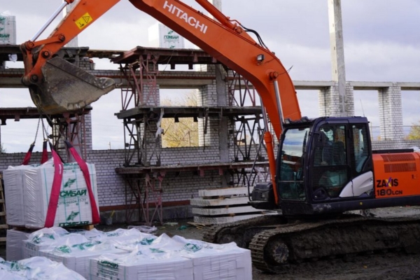 Губернатор Александр Богомаз проверил ход строительства спортивного комплекса в селе Супонево.