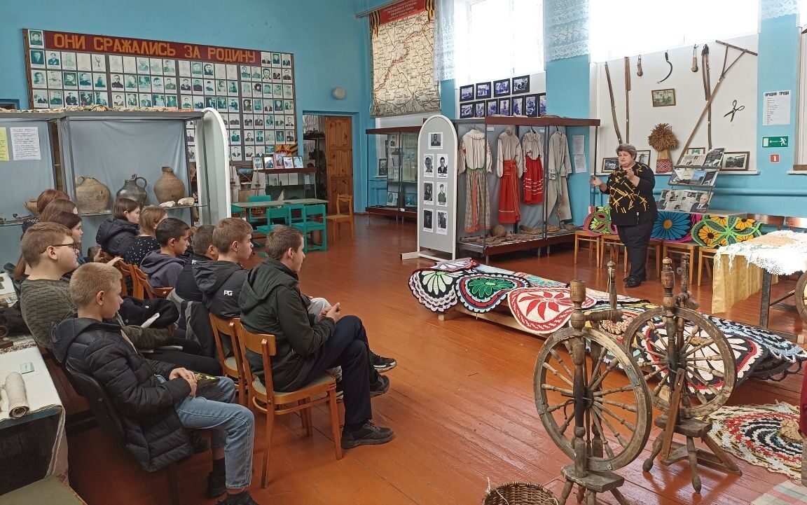 В рамках акции «Ночь искусств 2024» в Комаричском краеведческом музее сотрудники провели экскурсию «Русская  изба»