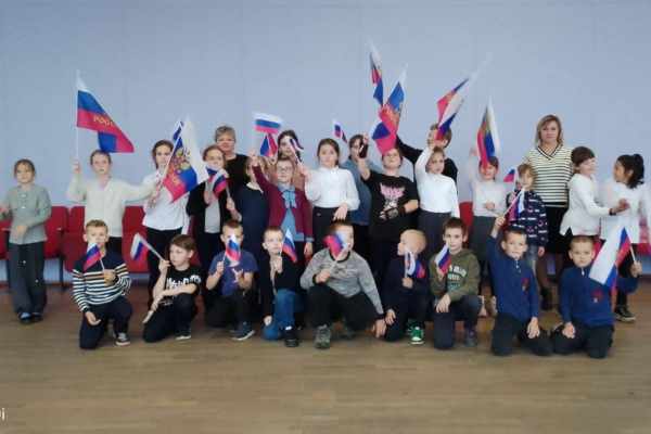 В Комаричском районном доме культуры провели тематическое мероприятие для школьников «Мы все едины!»