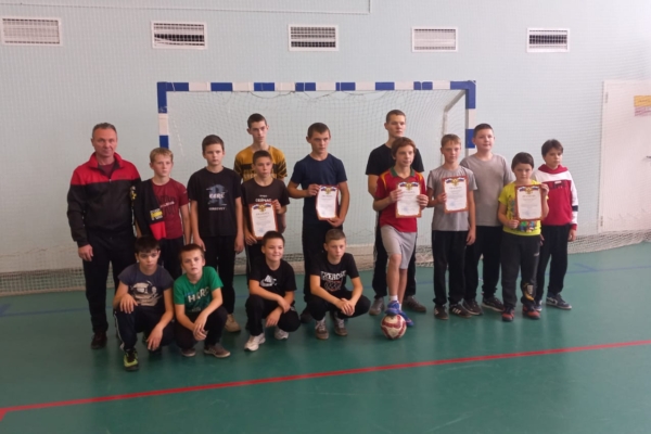 В Комаричском ФОКе прошли соревнования по мини-футболу среди юношей общеобразовательных школ II группы