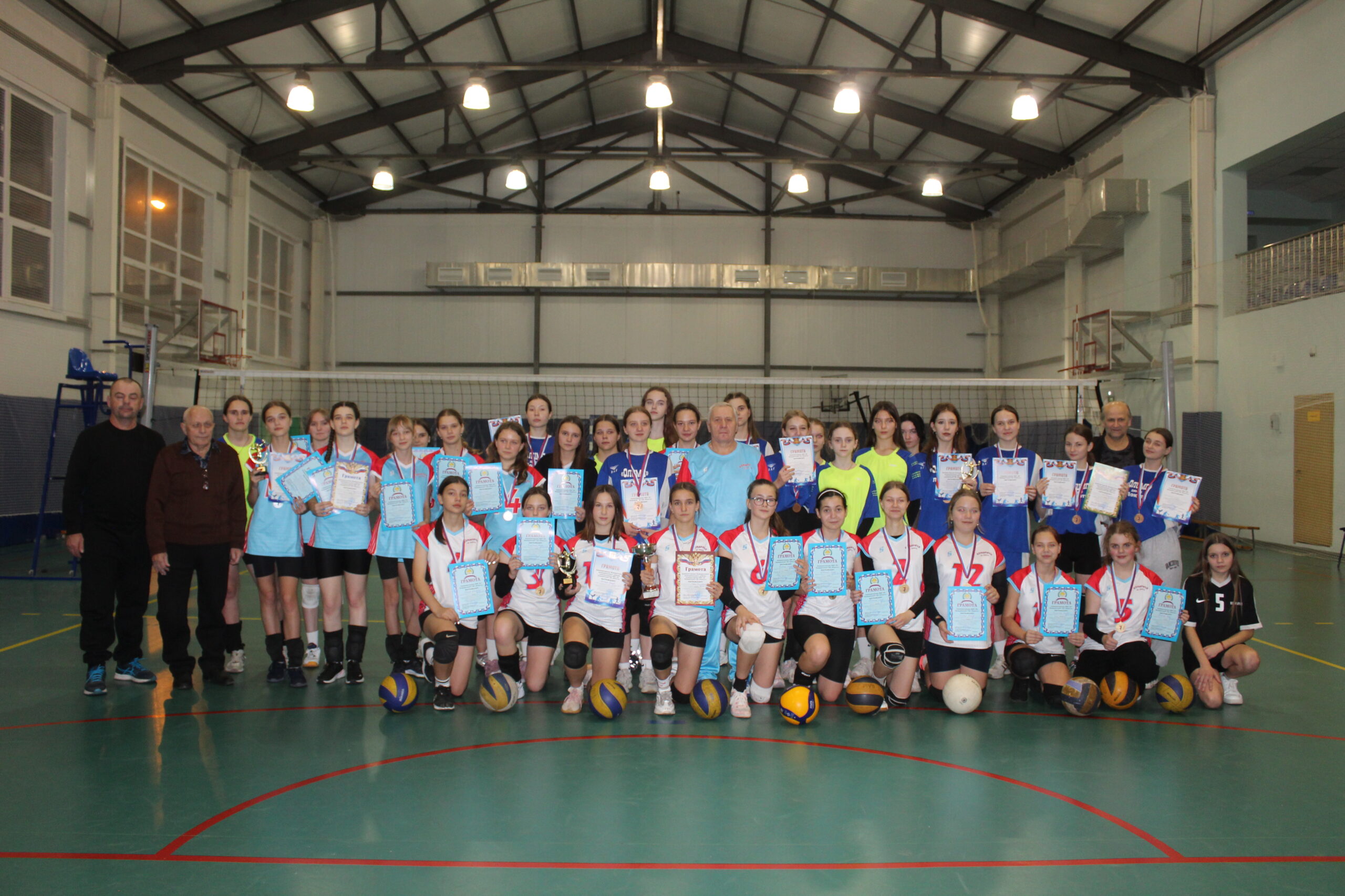 В Комаричском районе состоялся межрайонный турнир по волейболу в честь  30-летия спортивной школы «Юность»