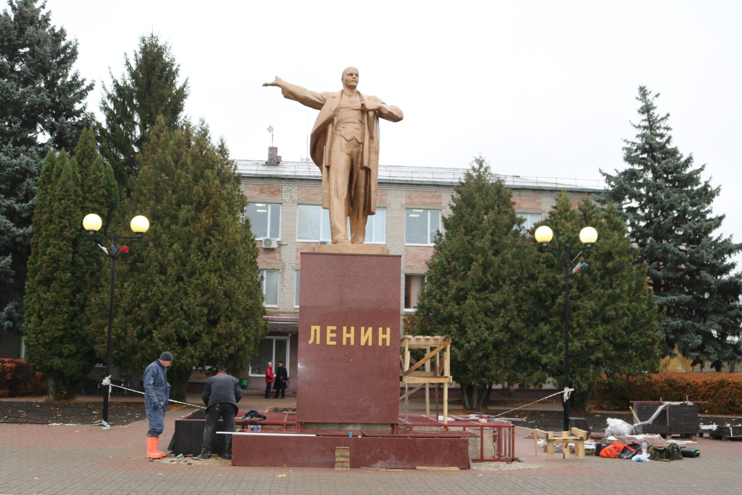 В Комаричах близится в завершению реставрация памятника В.И. Ленину