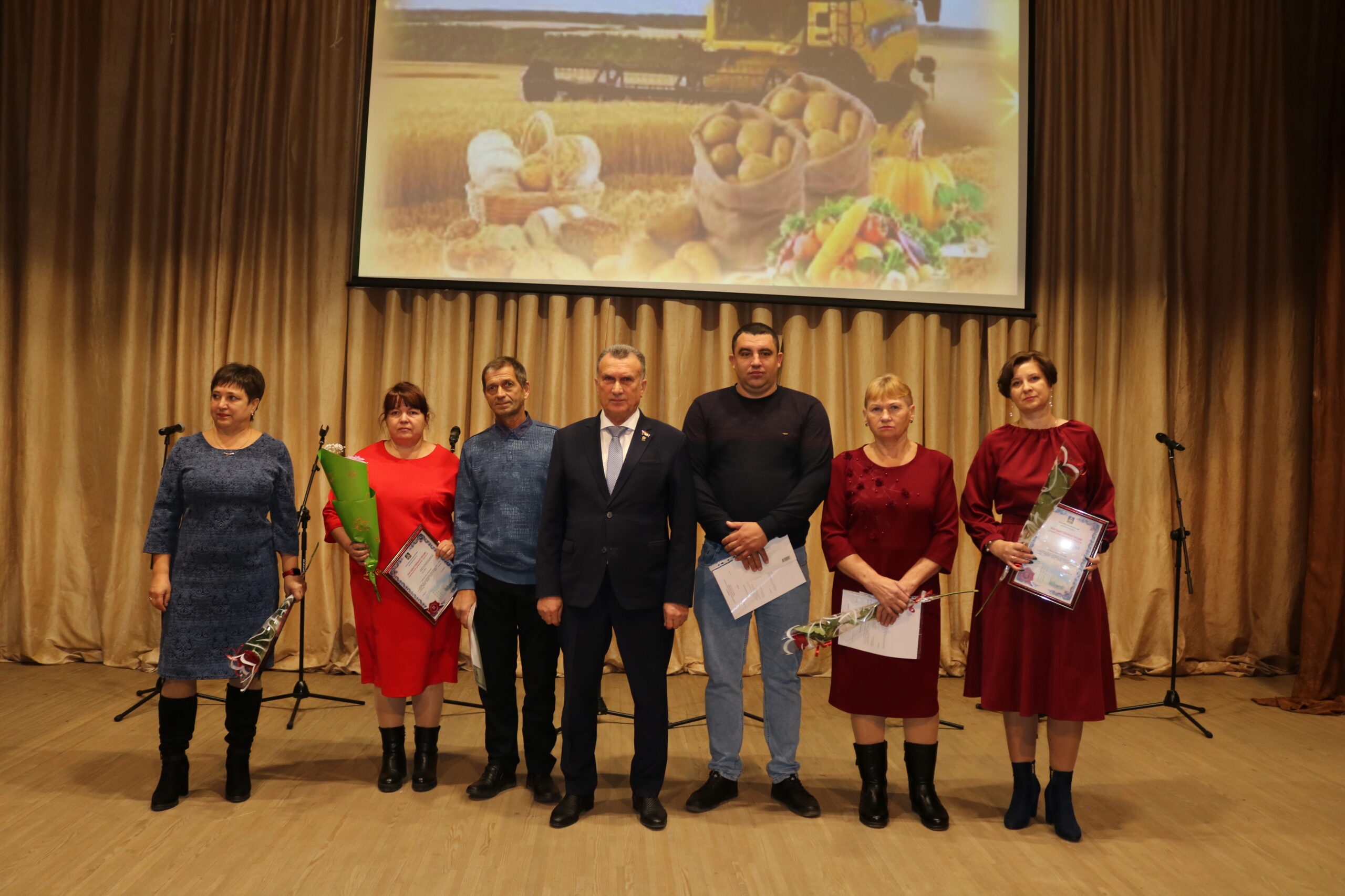 Депутат Брянской областной Думы Михаил Афанасьевич Кабанов поздравил комаричских тружеников