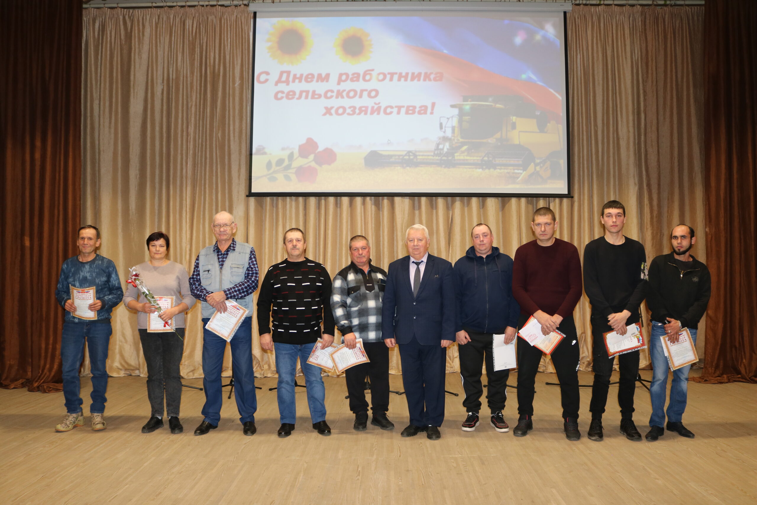 Директор ФГБУ «Центр химизации и сельскохозяйственной радиологии «Брянский» Пётр Витальевич Прудников поздравил комаричских тружеников