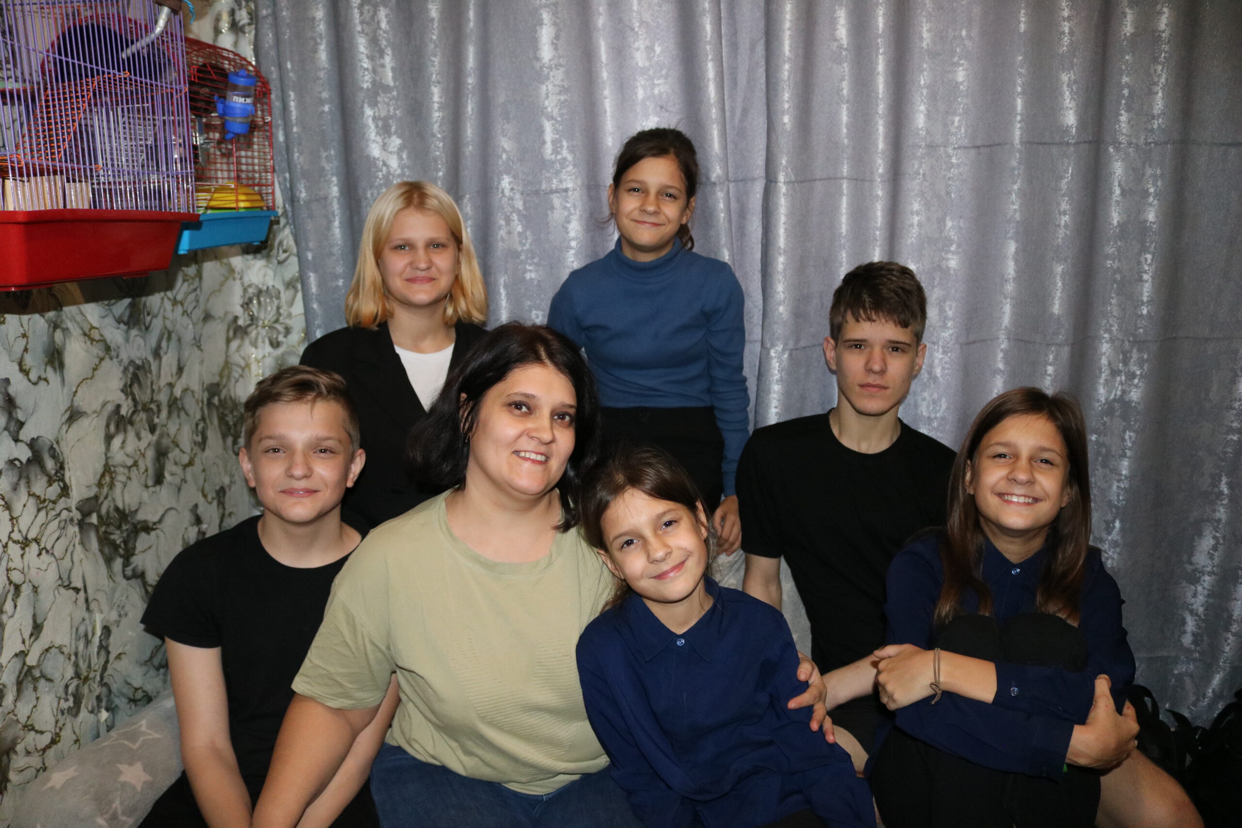 Руки мамы, словно крылья, оберегают и хранят