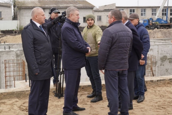 Губернатор Александр Богомаз контролирует строительство социальных и спортивных объектов