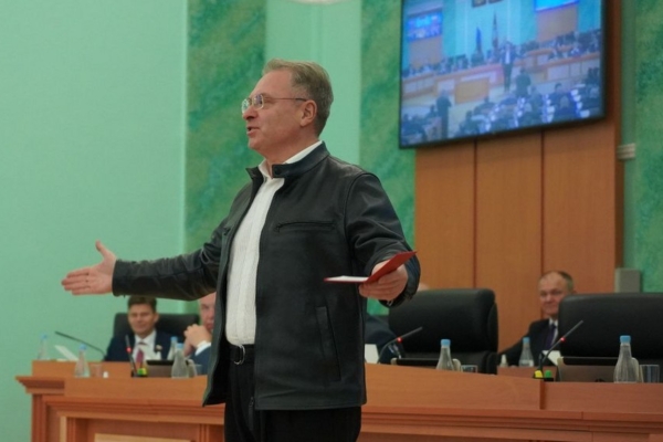 Александр Богомаз поздравил певца и композитора Александра Добронравова с присвоением почетного звания