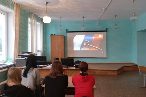 В Комаричском механико-технологическом техникуме прошел кинолекторий «Основной закон», посвященный Дню Конституции РФ