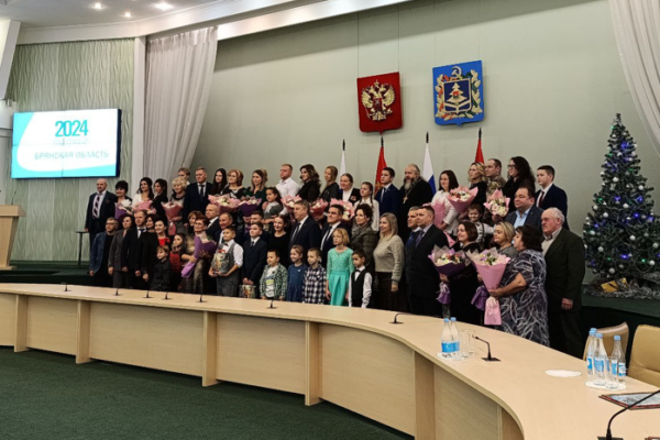 Александр Богомаз вручил семье Ляпченковых диплом победителя конкурса «Семья года 2024»