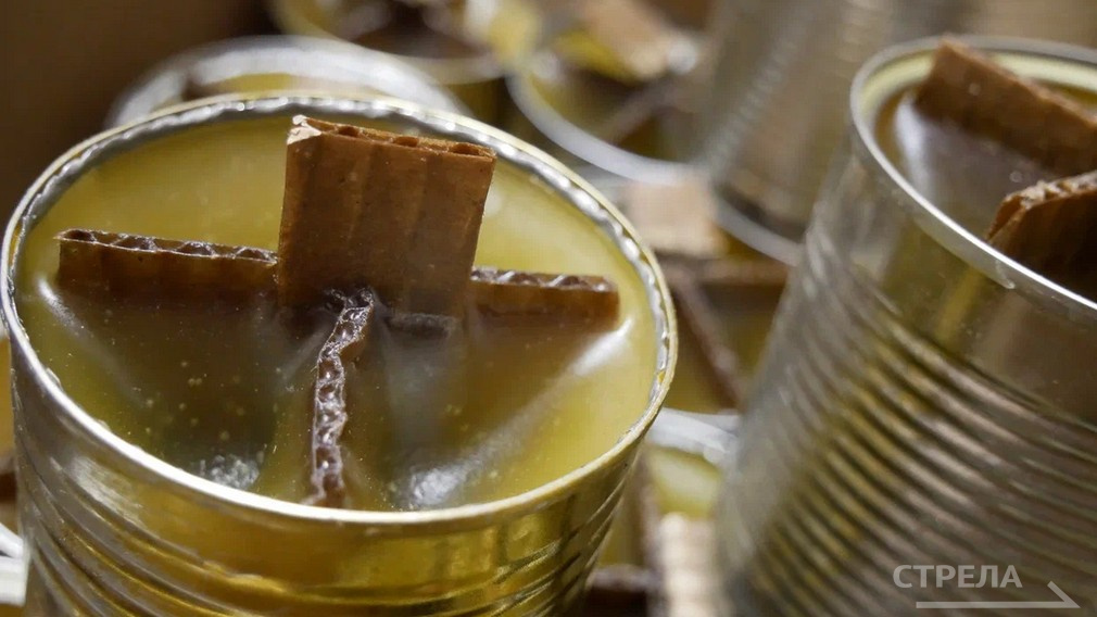 Ольга Игнаткина из Хацуни дома варит блиндажные свечи для бойцов СВО