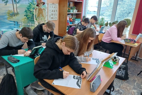 Комаричские школьники приняли участие в акции «Пишу тебе, Герой!»