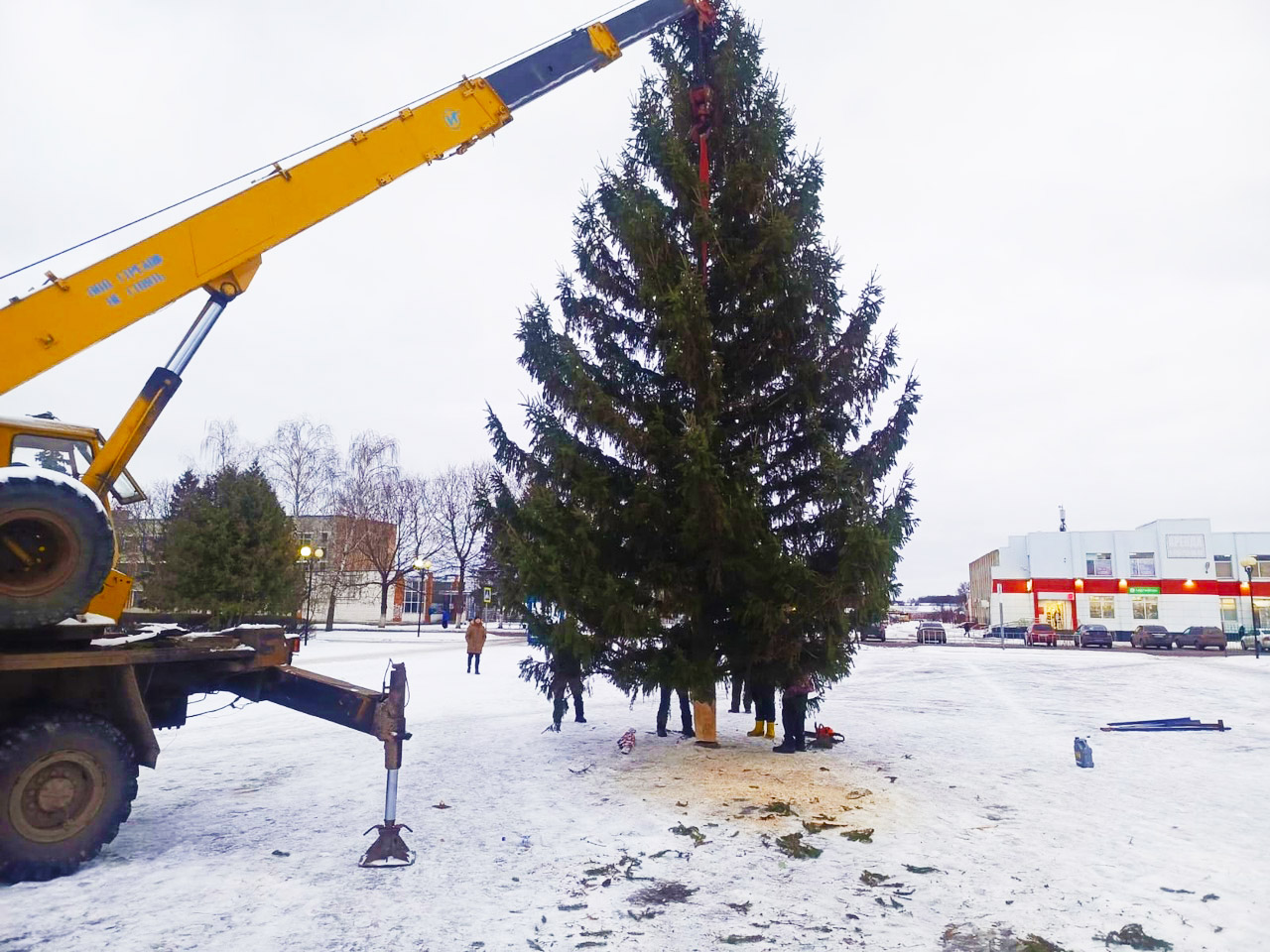 На центральной площади поселка Комаричи установили главную елку района