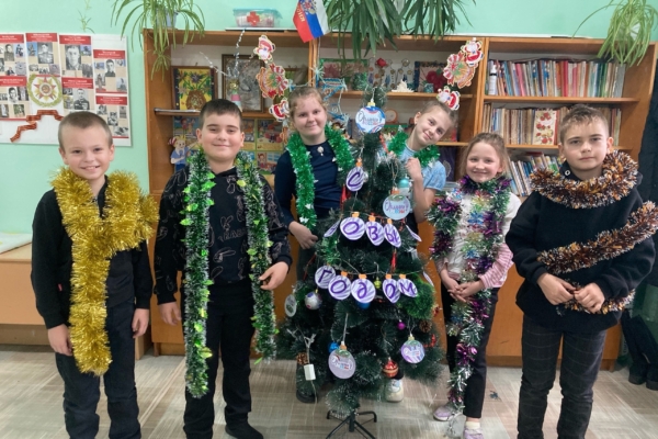 Учащиеся Лопандинской средней школы принимают участие в региональной акции «Орлятская елка»»