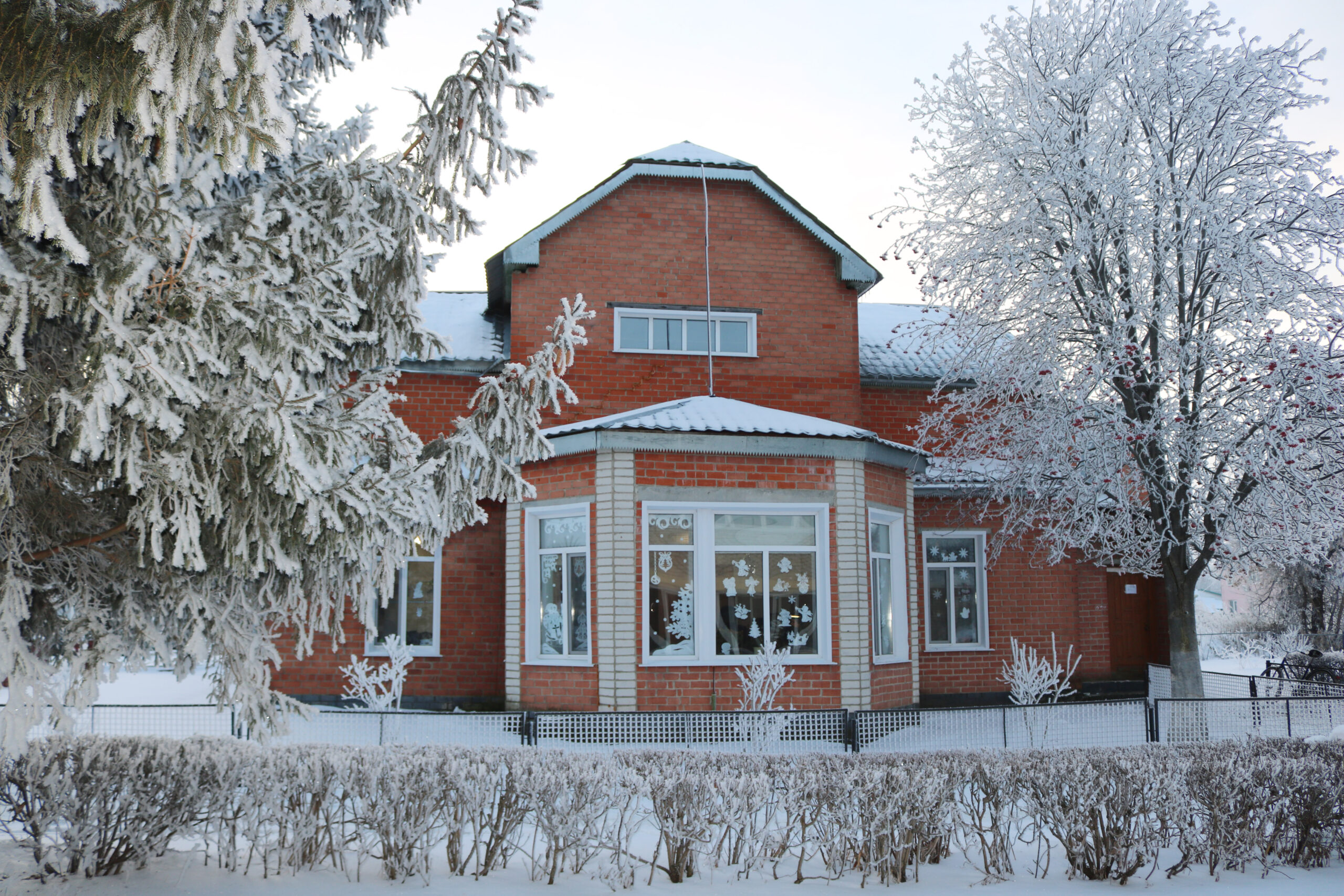 Коллектив редакции «Верный путь» поздравляет жителей Комаричского района с Новым годом!