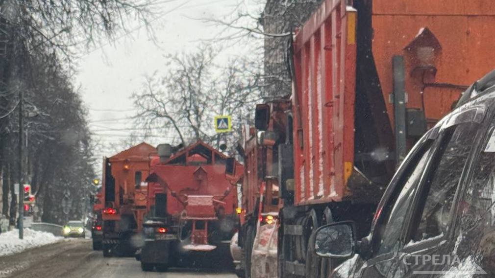 В Брянске активно ведется уборка и обработка дорог
