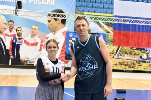 Тоня Василевская из Новозыбкова сыграла в баскетбол с Виталием Фридзоном