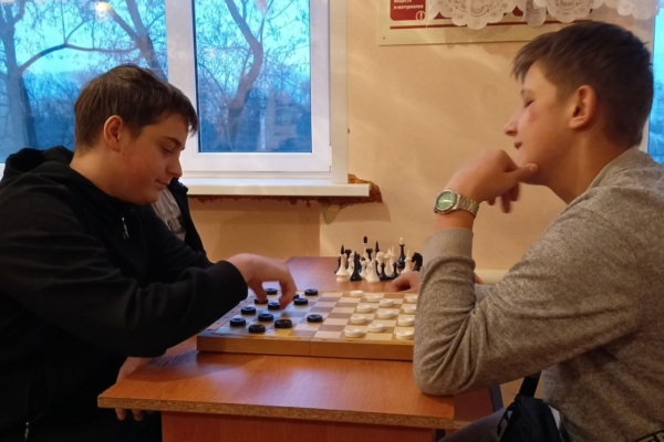 В Комаричского механико-технологическом техникуме организовали турниры по шашкам и шахматам «Оазис настольных игр»