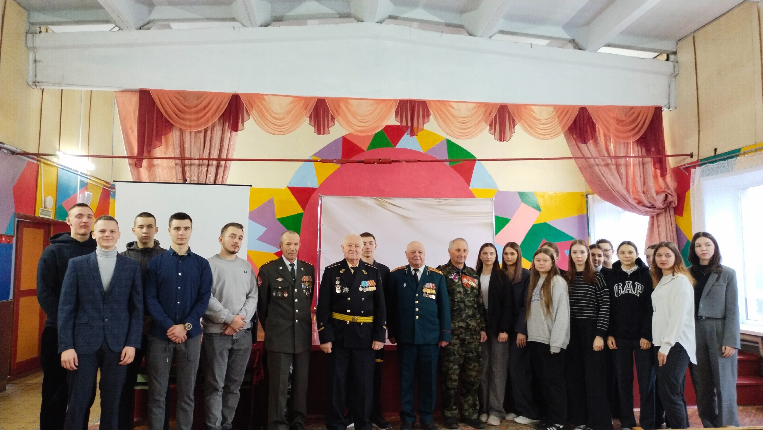 В Лопандинской СОШ состоялась встреча старшеклассников с ветеранами вооруженных сил РФ