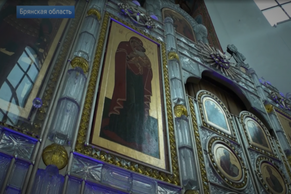 ервый канал рассказал об уникальном хрустальном иконостасе в храме на Брянщине