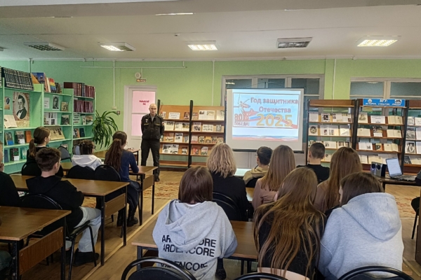 В Комаричской центральной библиотеке прошел урок патриотизма «Имею честь служить тебе, Отчизна»