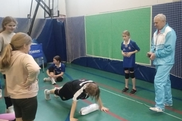 Комаричские волейболистки начали новый 2025 год с выполнения норм ГТО