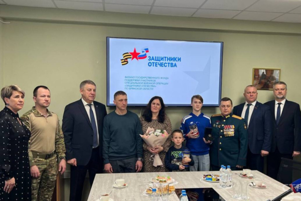 Губернатор Александр Богомаз встретился с героем СВО Сергеем Артюховым