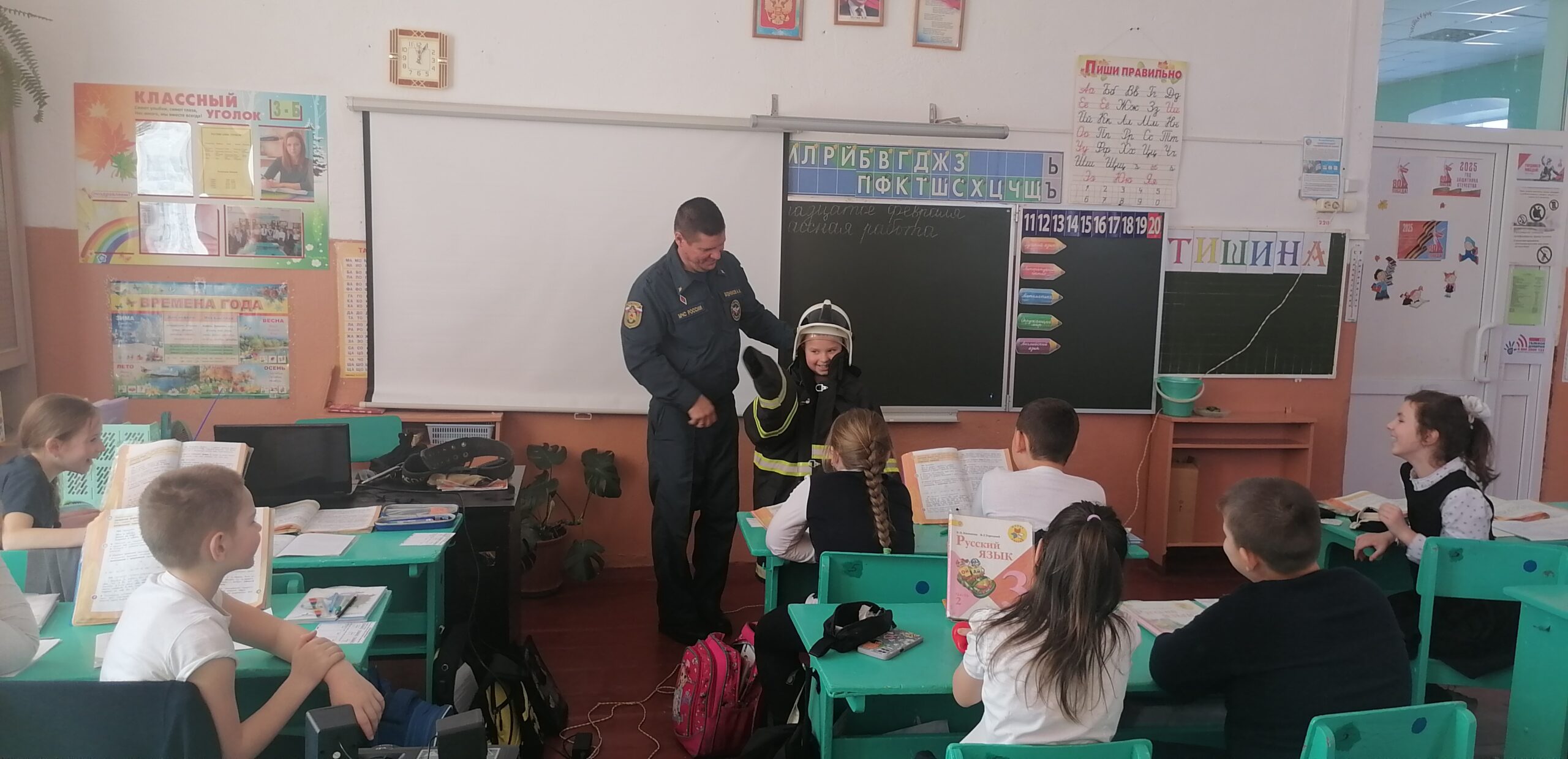 В Комаричской средней общеобразовательной школе №1 для учащихся провели уроки по основам безопасности жизнедеятельности