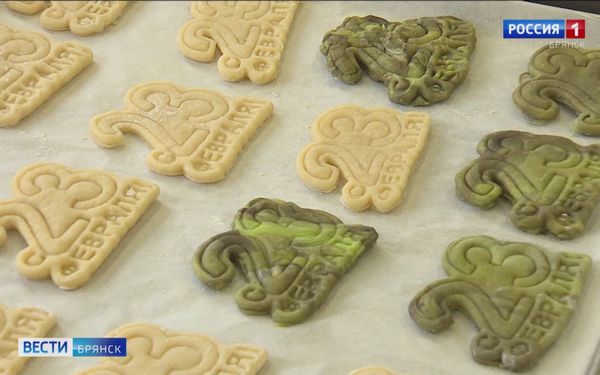 Студенты техникума выпекают печенье для военнослужащих