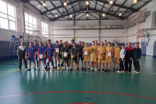 В Комаричском физкультурно-оздоровительном комплексе им. Е.П. Синяева прошли соревнования по волейболу среди юношей