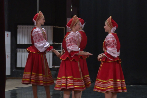 Артисты брянского ансамбля танца «Россияне» примерили новые костюмы