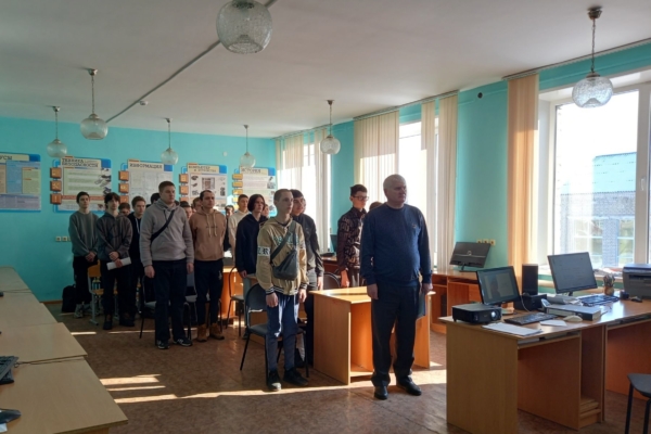 В Комаричском механико-технологическом техникуме прошел Час Мужества «Мой выпускник-Герой»