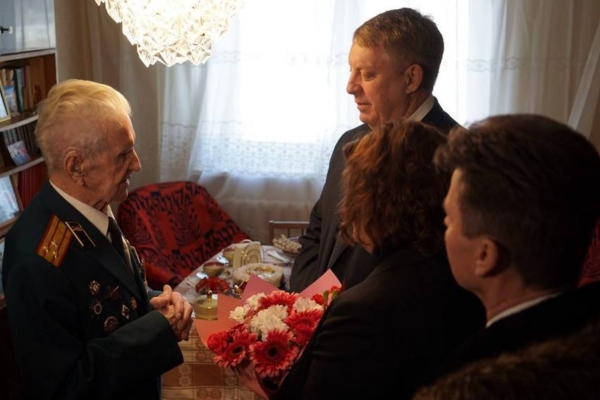 Губернатор вручил медаль «80 лет Победы в Великой Отечественной войне 1941-1945 годов» Борису Шапошникову