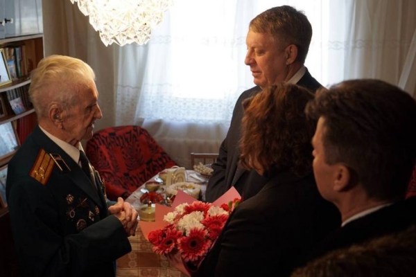 Губернатор вручил медаль «80 лет Победы в Великой Отечественной войне 1941-1945 годов» Борису Шапошникову