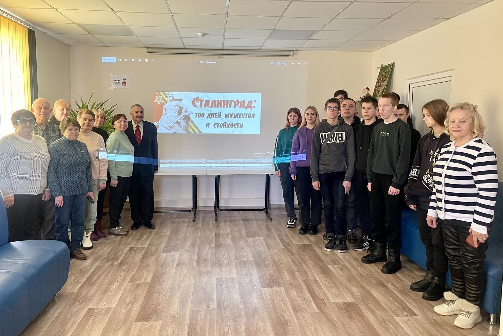 В Комплексном центре социального обслуживания населения Комаричского района прошел час истории, посвящённый 82-й годовщине разгрома Красной Армией немецко-фашистских войск в Сталинградской битве