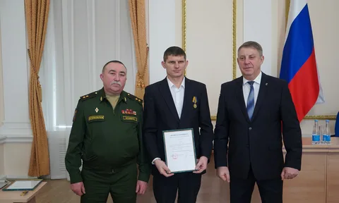 Министр обороны России Андрей Белоусов наградил медалями «За укрепление боевого содружества» жителей Брянской области